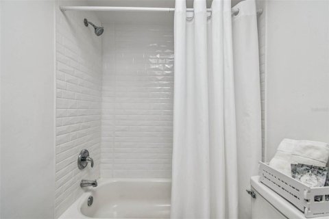 Condo in New Port Richey, Florida, 2 bedrooms  № 1913161 - photo 29