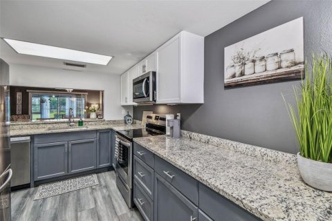 Condo in New Port Richey, Florida, 2 bedrooms  № 1913161 - photo 21