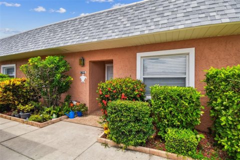 Condo in New Port Richey, Florida, 2 bedrooms  № 1913161 - photo 1