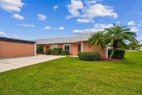 Condo in New Port Richey, Florida, 2 bedrooms  № 1913161 - photo 4
