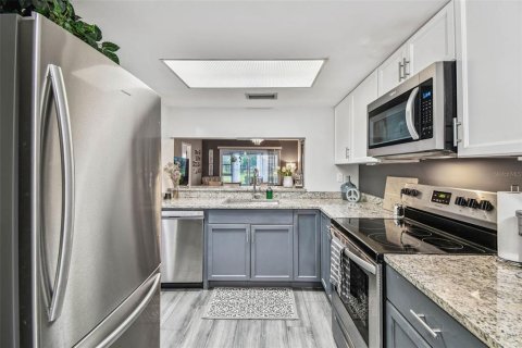 Condo in New Port Richey, Florida, 2 bedrooms  № 1913161 - photo 18