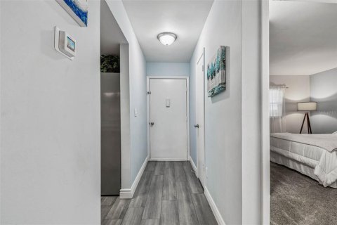 Condo in New Port Richey, Florida, 2 bedrooms  № 1913161 - photo 9