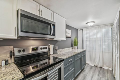 Condo in New Port Richey, Florida, 2 bedrooms  № 1913161 - photo 19