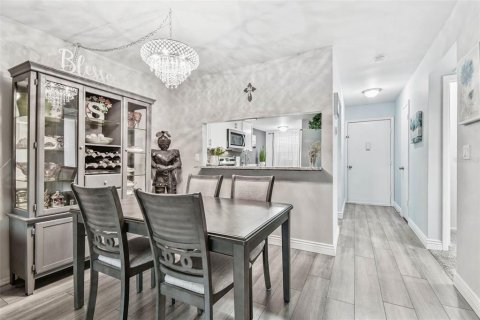 Condo in New Port Richey, Florida, 2 bedrooms  № 1913161 - photo 13