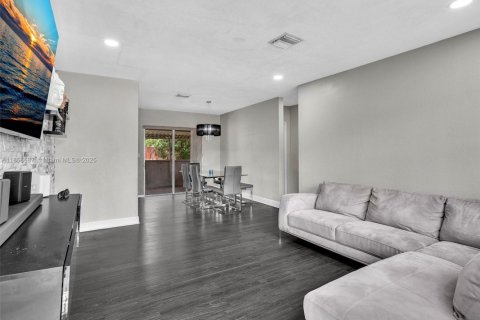 House in Hollywood, Florida 3 bedrooms, 104.52 sq.m. № 1879000 - photo 3