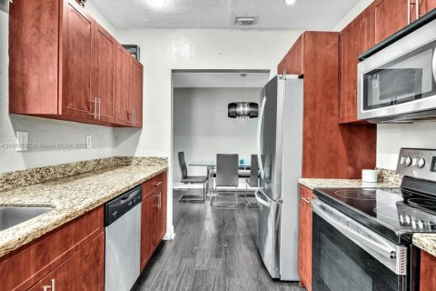 House in Hollywood, Florida 3 bedrooms, 104.52 sq.m. № 1879000 - photo 7