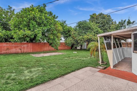 House in Hollywood, Florida 3 bedrooms, 104.52 sq.m. № 1879000 - photo 14