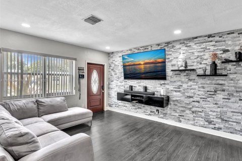 House in Hollywood, Florida 3 bedrooms, 104.52 sq.m. № 1879000 - photo 4