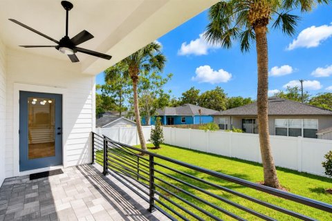 House in Tampa, Florida 5 bedrooms, 279.08 sq.m. № 2227069 - photo 8