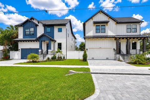 House in Tampa, Florida 5 bedrooms, 279.08 sq.m. № 2227069 - photo 3