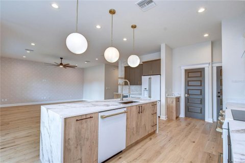 House in Tampa, Florida 5 bedrooms, 279.08 sq.m. № 2227069 - photo 24