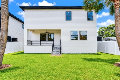 House in Tampa, Florida 5 bedrooms, 279.08 sq.m. № 2227069 - photo 6