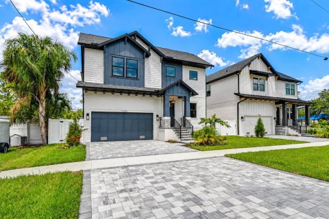 House in Tampa, Florida 5 bedrooms, 279.08 sq.m. № 2227069