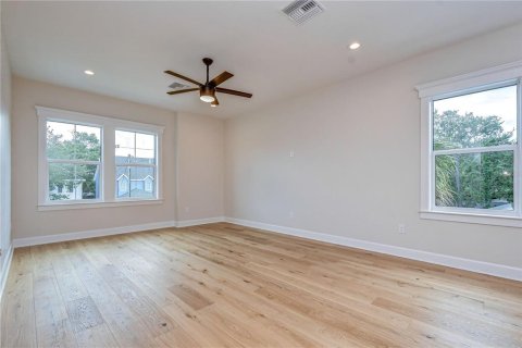 House in Tampa, Florida 5 bedrooms, 279.08 sq.m. № 2227069 - photo 30