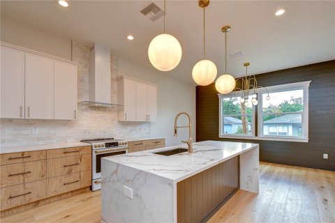 House in Tampa, Florida 5 bedrooms, 279.08 sq.m. № 2227069 - photo 26