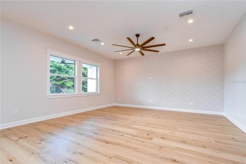 House in Tampa, Florida 5 bedrooms, 279.08 sq.m. № 2227069 - photo 15