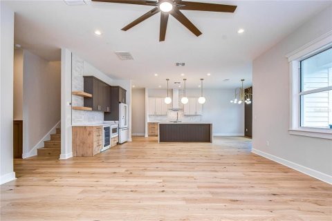 House in Tampa, Florida 5 bedrooms, 279.08 sq.m. № 2227069 - photo 18