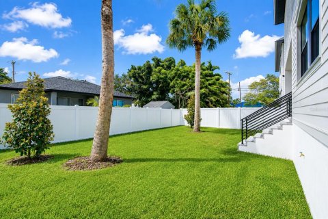 House in Tampa, Florida 5 bedrooms, 279.08 sq.m. № 2227069 - photo 5