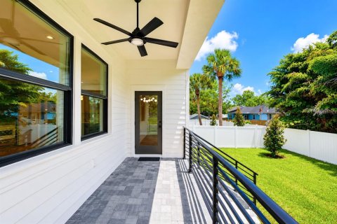 House in Tampa, Florida 5 bedrooms, 279.08 sq.m. № 2227069 - photo 4
