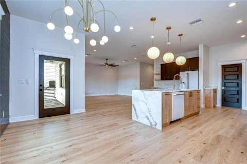 House in Tampa, Florida 5 bedrooms, 279.08 sq.m. № 2227069 - photo 28