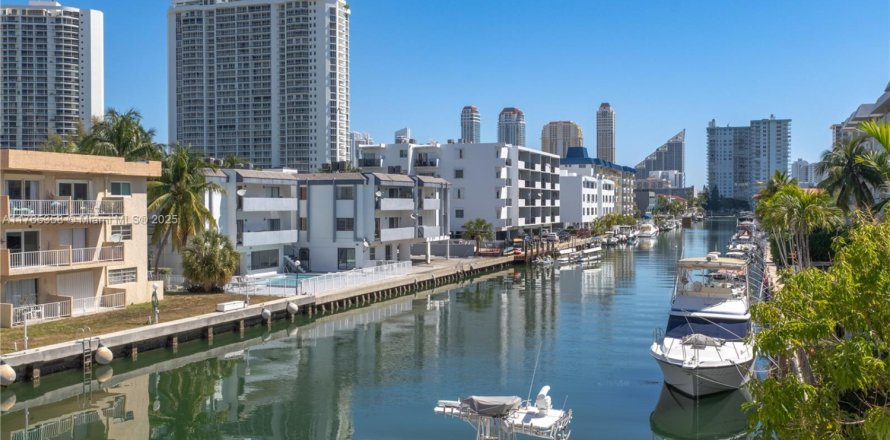 Condominio en North Miami Beach, Florida, 2 dormitorios № 1708241