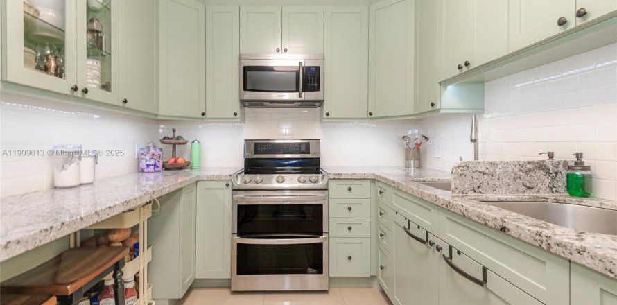 Кондоминиум с 2 спальнями в Майами-Бич, Флорида № 1965350