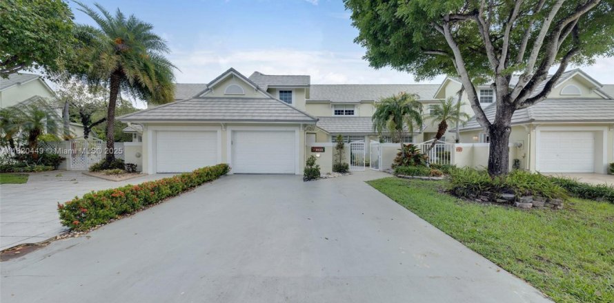 House in Doral, Florida 3 bedrooms, 187.11 sq.m. № 1779766