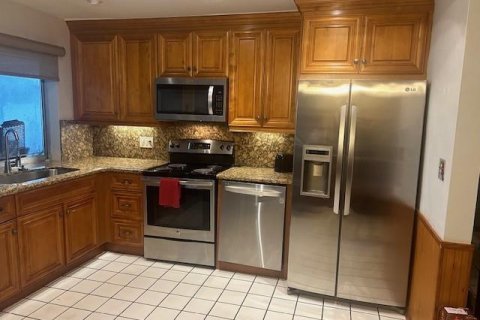 House in Oakland Park, Florida 3 bedrooms, 141.95 sq.m. № 1229238 - photo 1