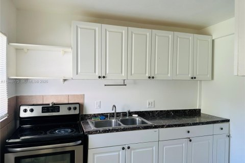 House in Dania Beach, Florida 3 bedrooms, 170.29 sq.m. № 2004657 - photo 15