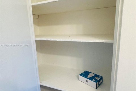 House in Dania Beach, Florida 3 bedrooms, 170.29 sq.m. № 2004657 - photo 27