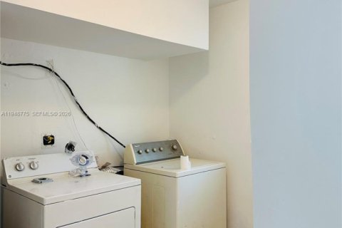 House in Dania Beach, Florida 3 bedrooms, 170.29 sq.m. № 2004657 - photo 20