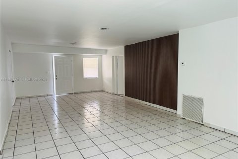 House in Dania Beach, Florida 3 bedrooms, 170.29 sq.m. № 2004657 - photo 17