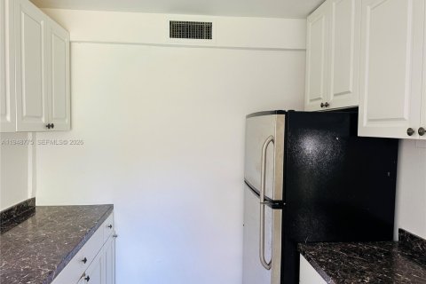 House in Dania Beach, Florida 3 bedrooms, 170.29 sq.m. № 2004657 - photo 12