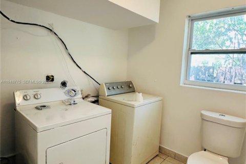 House in Dania Beach, Florida 3 bedrooms, 170.29 sq.m. № 2004657 - photo 23