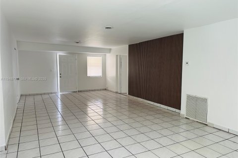 House in Dania Beach, Florida 3 bedrooms, 170.29 sq.m. № 2004657 - photo 18