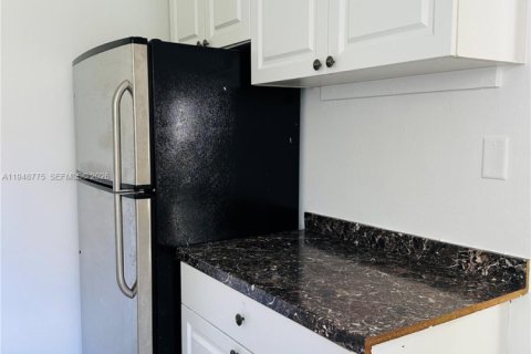 House in Dania Beach, Florida 3 bedrooms, 170.29 sq.m. № 2004657 - photo 16