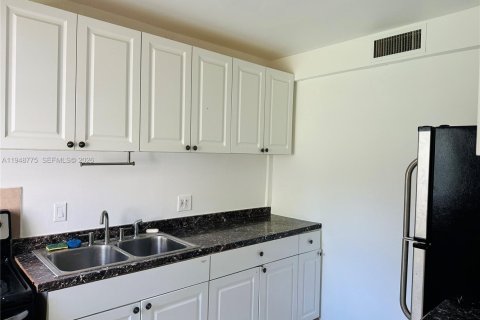 House in Dania Beach, Florida 3 bedrooms, 170.29 sq.m. № 2004657 - photo 14