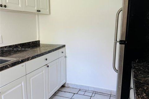 House in Dania Beach, Florida 3 bedrooms, 170.29 sq.m. № 2004657 - photo 11