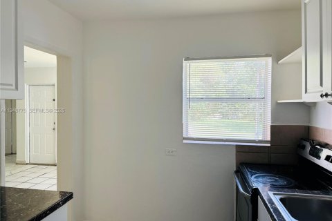 House in Dania Beach, Florida 3 bedrooms, 170.29 sq.m. № 2004657 - photo 13