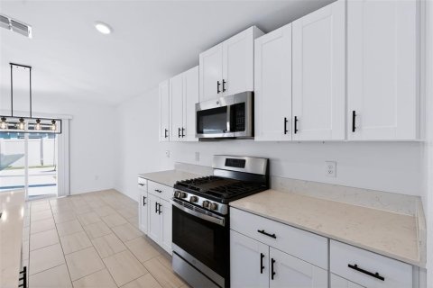 Villa ou maison à vendre à Zephyrhills, Floride: 4 chambres, 180.14 m2 № 2428832 - photo 10