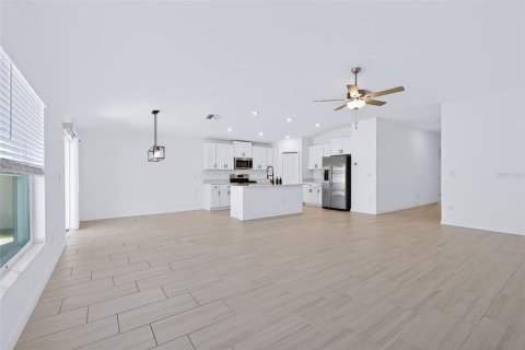 Villa ou maison à vendre à Zephyrhills, Floride: 4 chambres, 180.14 m2 № 2428832 - photo 5