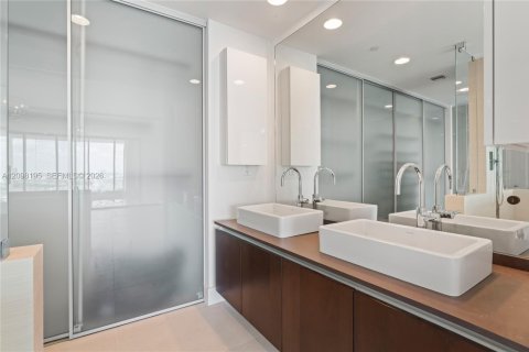 Copropriété à louer à Miami, Floride: 2 chambres, 167.41 m2 № 2393138 - photo 15