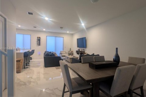 Touwnhouse à vendre à Miami, Floride: 3 chambres, 169.45 m2 № 1802770 - photo 12