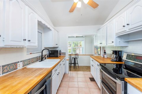 Villa ou maison à louer à Miami, Floride: 4 chambres, 219.25 m2 № 1986483 - photo 17