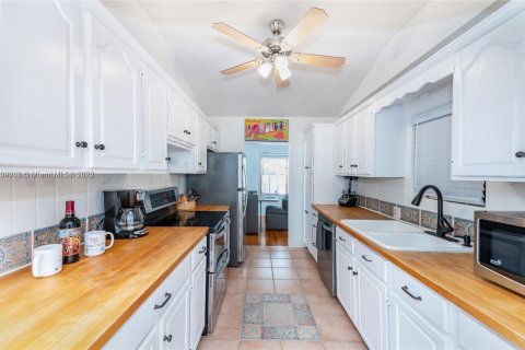 Villa ou maison à louer à Miami, Floride: 4 chambres, 219.25 m2 № 1986483 - photo 16