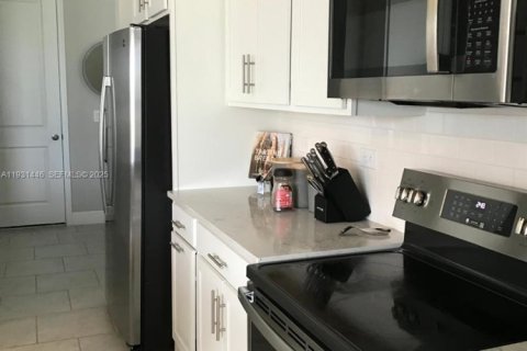 House in Davenport, Florida 4 bedrooms № 1994101 - photo 4