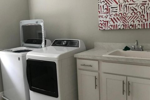 House in Davenport, Florida 4 bedrooms № 1994101 - photo 10