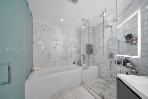 Condo in Miami, Florida, 2 bedrooms № 1972493 - photo 18