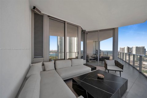 Condo in Miami, Florida, 2 bedrooms № 1972493 - photo 2