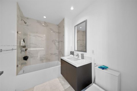 Condo in Miami, Florida, 2 bedrooms № 1972493 - photo 26